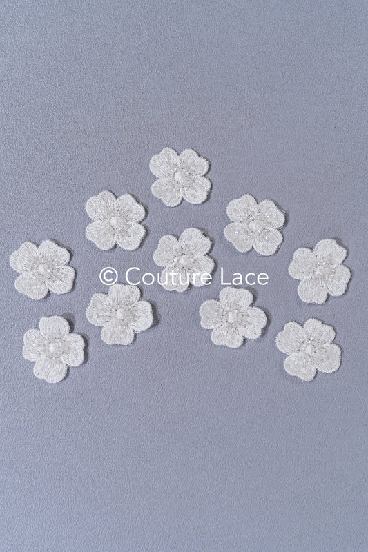 3D-Blumen zum Aufnähen/ 3D-Blüten mit Perlen & Pailletten zum Aufnähen/ off-white Braut-Blumen für Hochzeitskleid// A24-043 (1 Pck = 10 Stk)