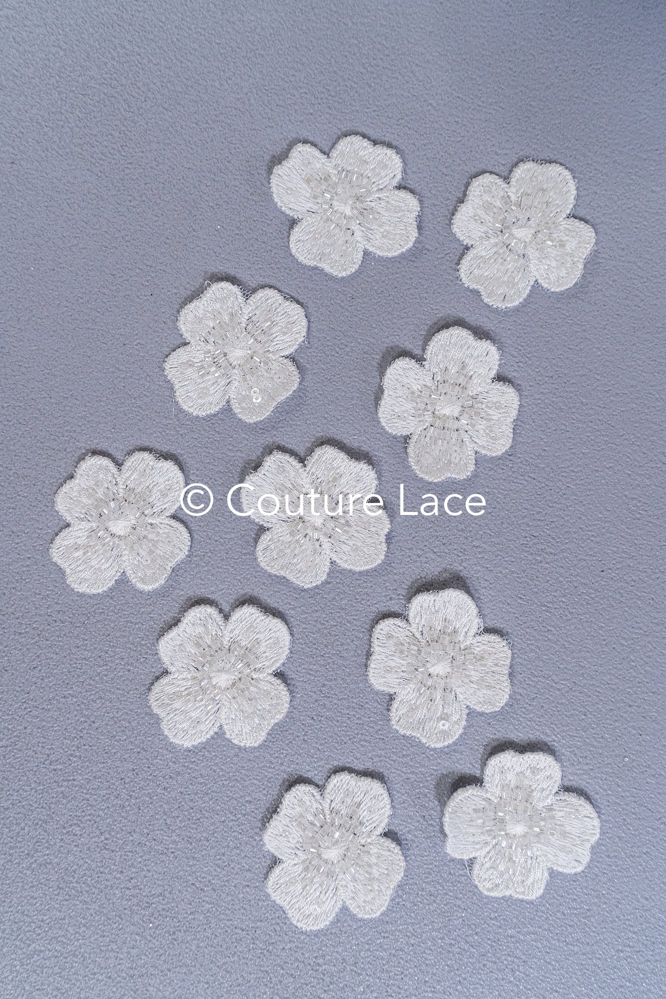 3D-Blumen zum Aufnähen/ 3D-Blüten mit Perlen & Pailletten zum Aufnähen/ off-white Braut-Blumen für Hochzeitskleid// A24-043 (1 Pck = 10 Stk)