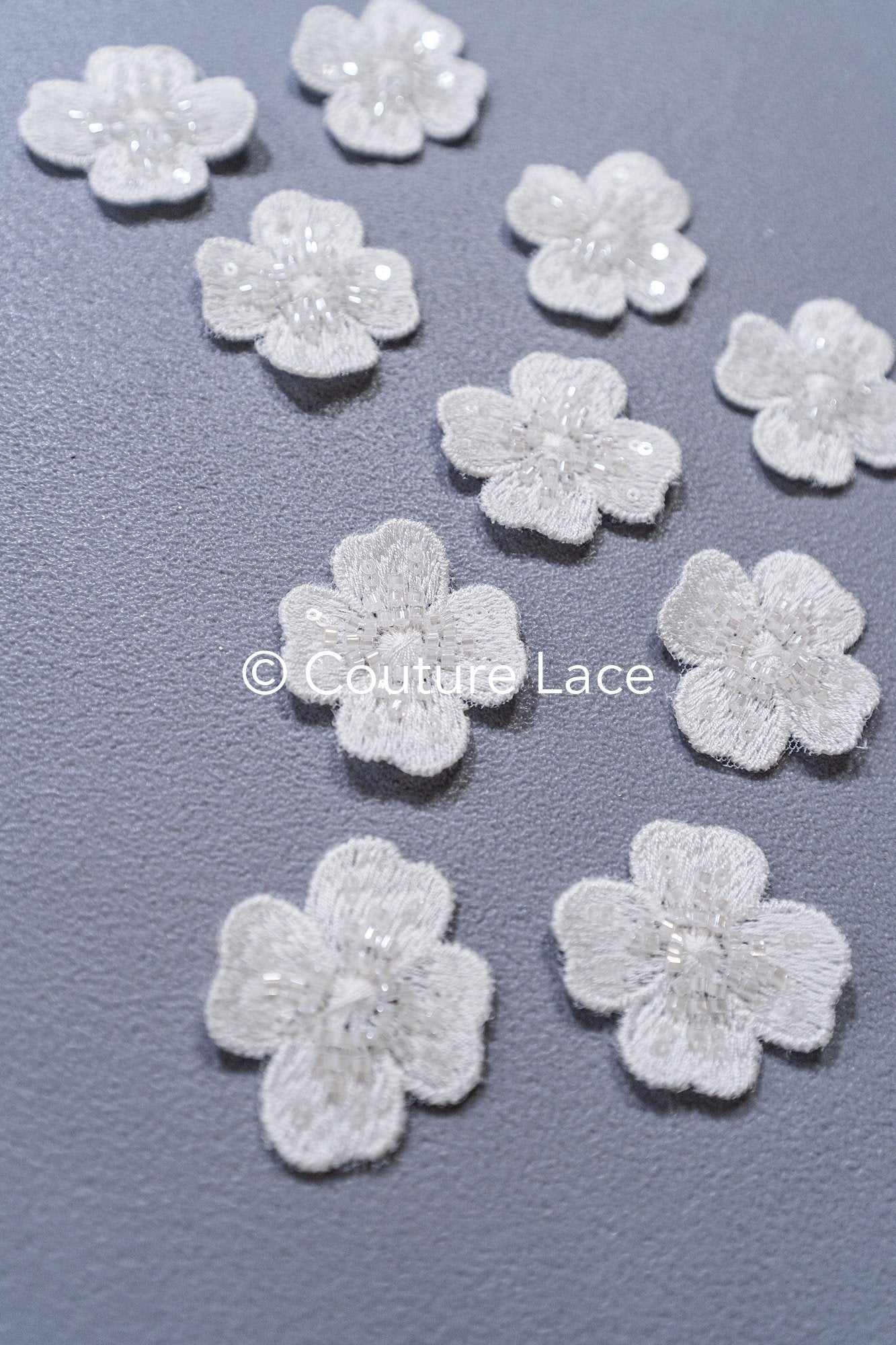 3D-Blumen zum Aufnähen/ 3D-Blüten mit Perlen & Pailletten zum Aufnähen/ off-white Braut-Blumen für Hochzeitskleid// A24-043 (1 Pck = 10 Stk)
