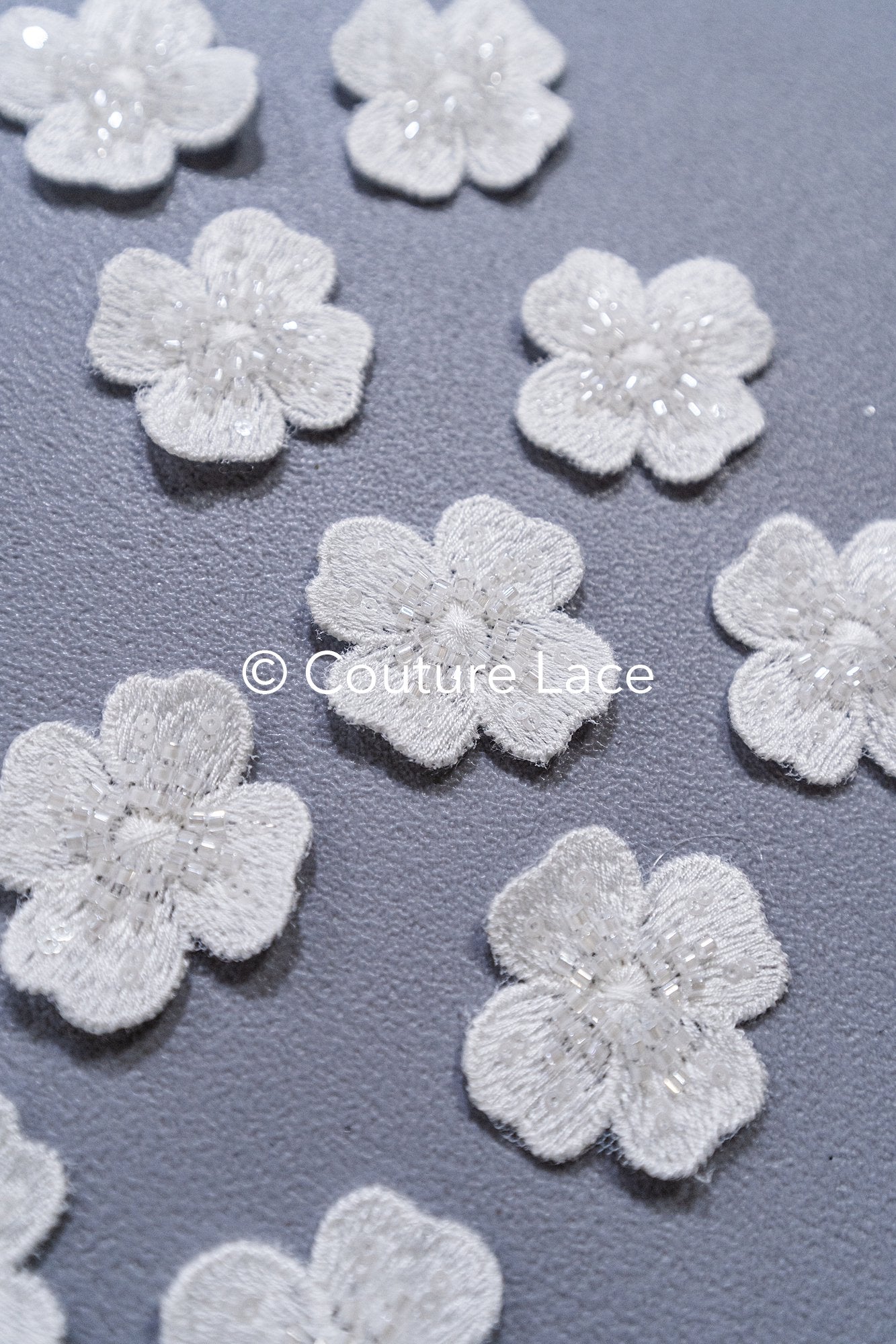 3D-Blumen zum Aufnähen/ 3D-Blüten mit Perlen & Pailletten zum Aufnähen/ off-white Braut-Blumen für Hochzeitskleid// A24-043 (1 Pck = 10 Stk)