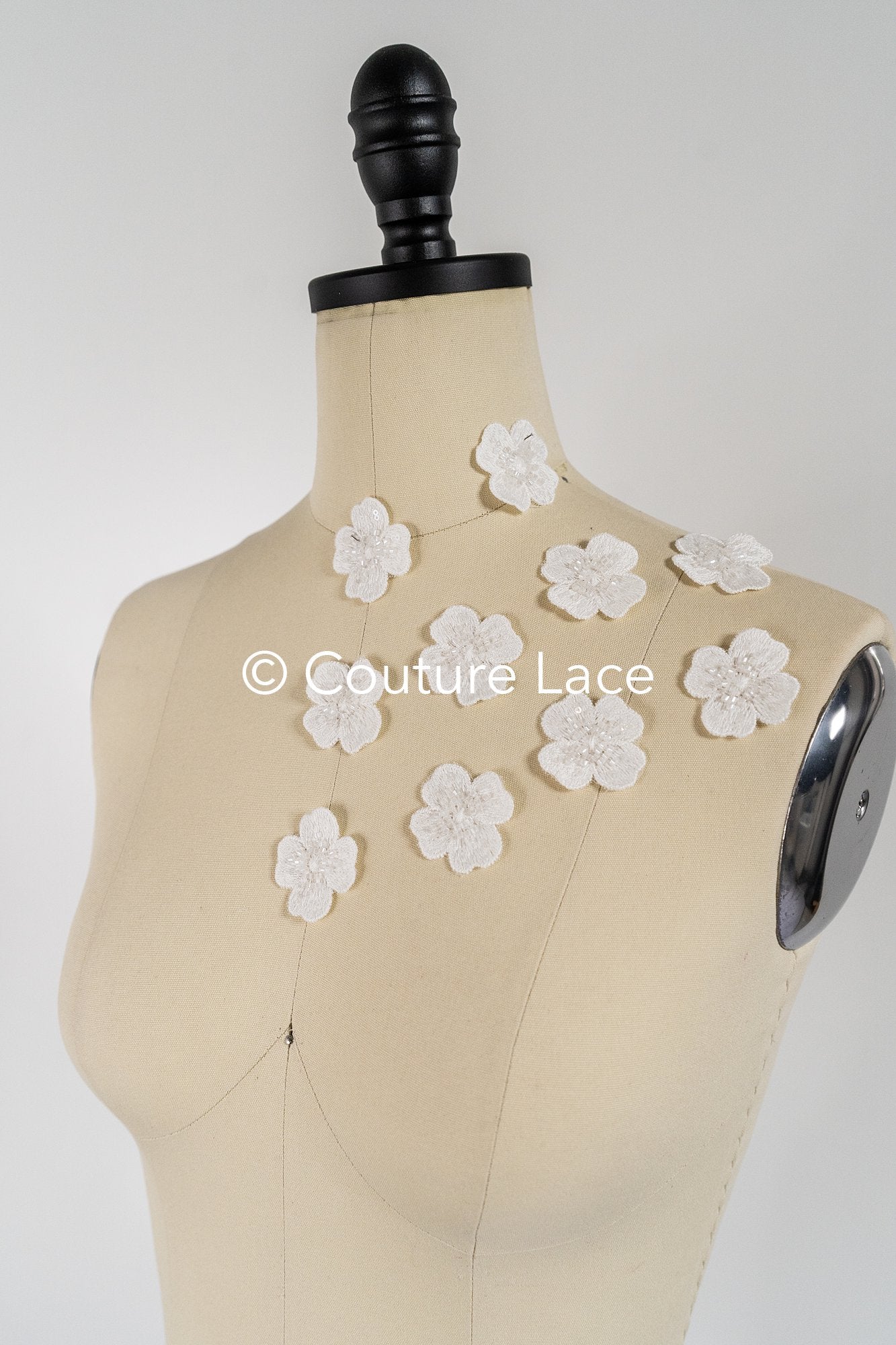 3D-Blumen zum Aufnähen/ 3D-Blüten mit Perlen & Pailletten zum Aufnähen/ off-white Braut-Blumen für Hochzeitskleid// A24-043 (1 Pck = 10 Stk)
