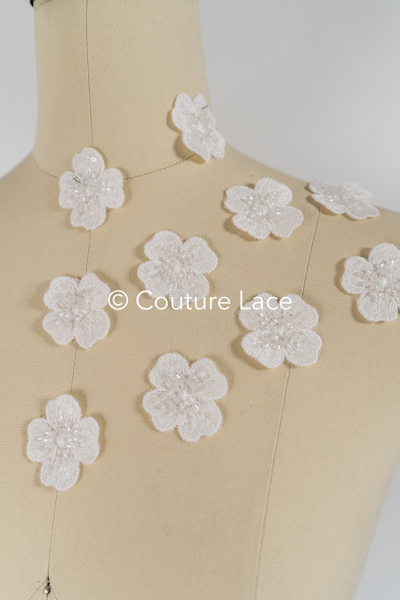 3D-Blumen zum Aufnähen/ 3D-Blüten mit Perlen & Pailletten zum Aufnähen/ off-white Braut-Blumen für Hochzeitskleid// A24-043 (1 Pck = 10 Stk)