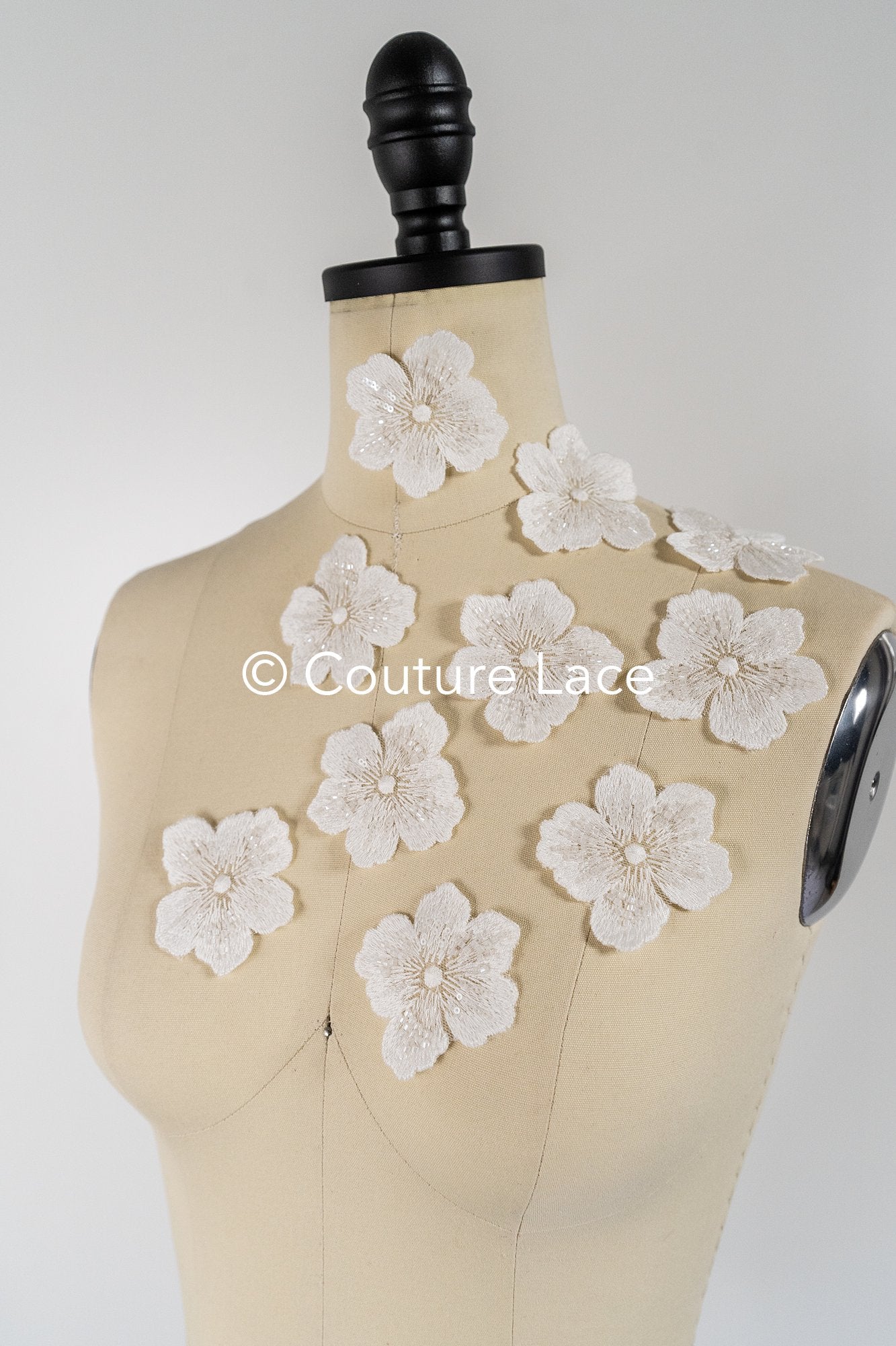 3D-Blumen zum Aufnähen/ 3D-Blüten mit Perlen & Pailletten zum Aufnähen/ off-white Braut-Blumen für Hochzeitskleid// A24-051 (1 Pck = 10 Stk)