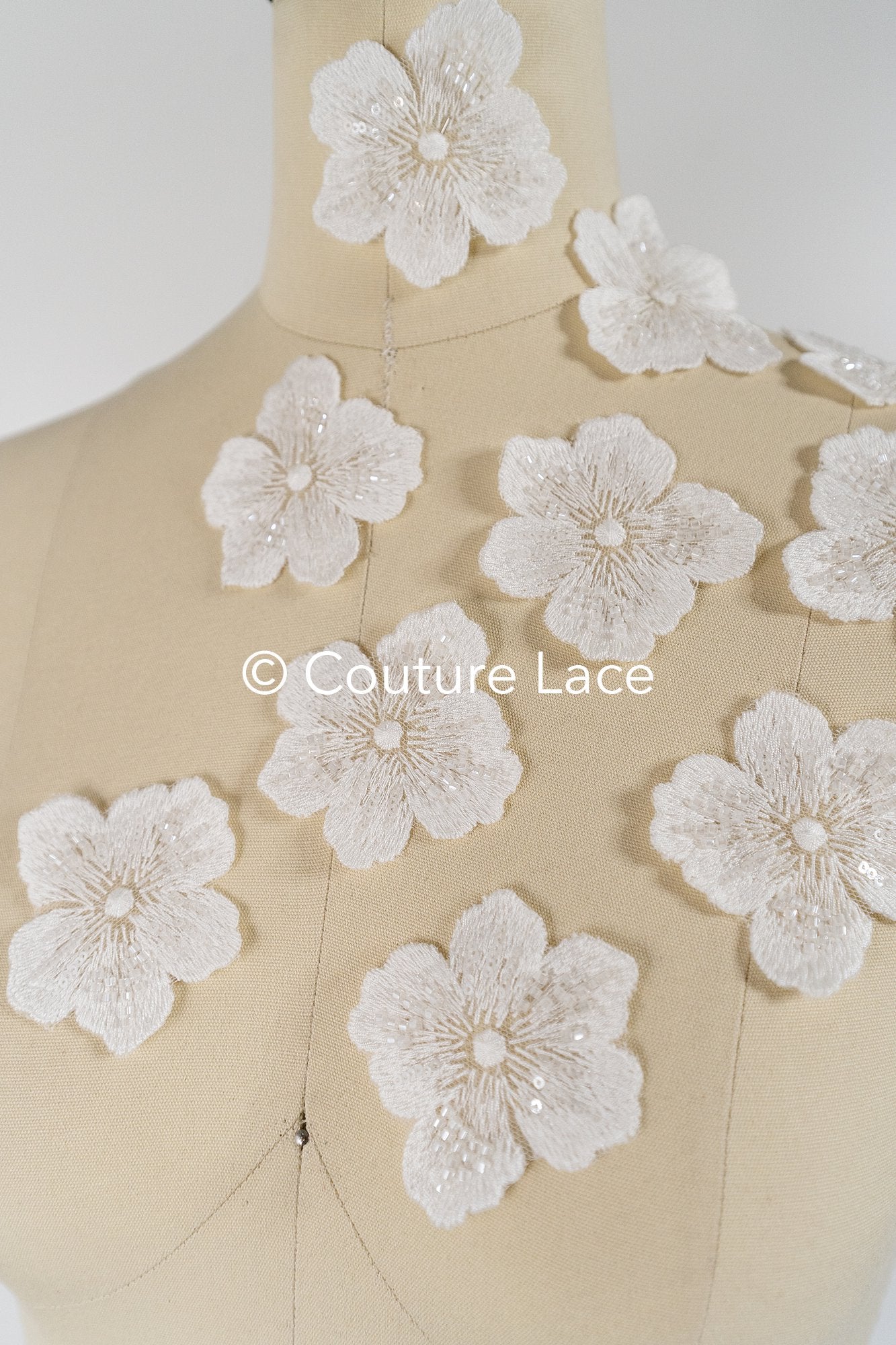3D-Blumen zum Aufnähen/ 3D-Blüten mit Perlen & Pailletten zum Aufnähen/ off-white Braut-Blumen für Hochzeitskleid// A24-051 (1 Pck = 10 Stk)