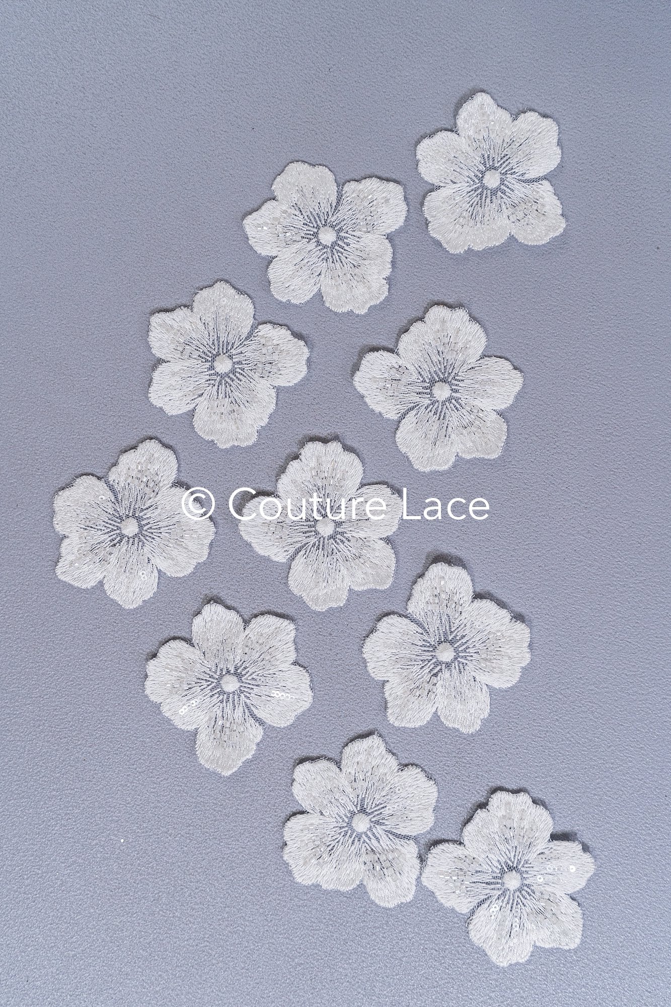 3D-Blumen zum Aufnähen/ 3D-Blüten mit Perlen & Pailletten zum Aufnähen/ off-white Braut-Blumen für Hochzeitskleid// A24-051 (1 Pck = 10 Stk)