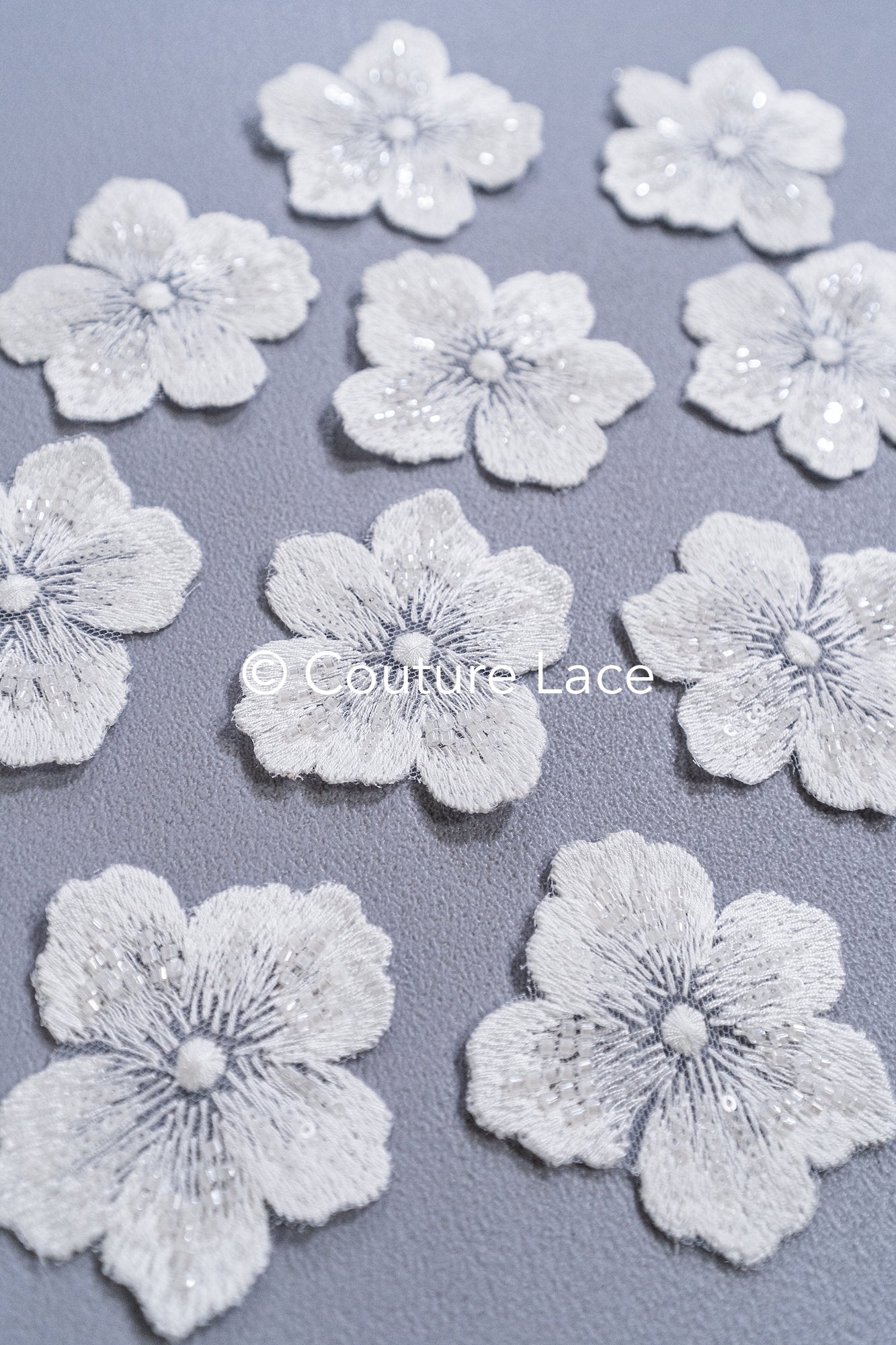 3D-Blumen zum Aufnähen/ 3D-Blüten mit Perlen & Pailletten zum Aufnähen/ off-white Braut-Blumen für Hochzeitskleid// A24-051 (1 Pck = 10 Stk)