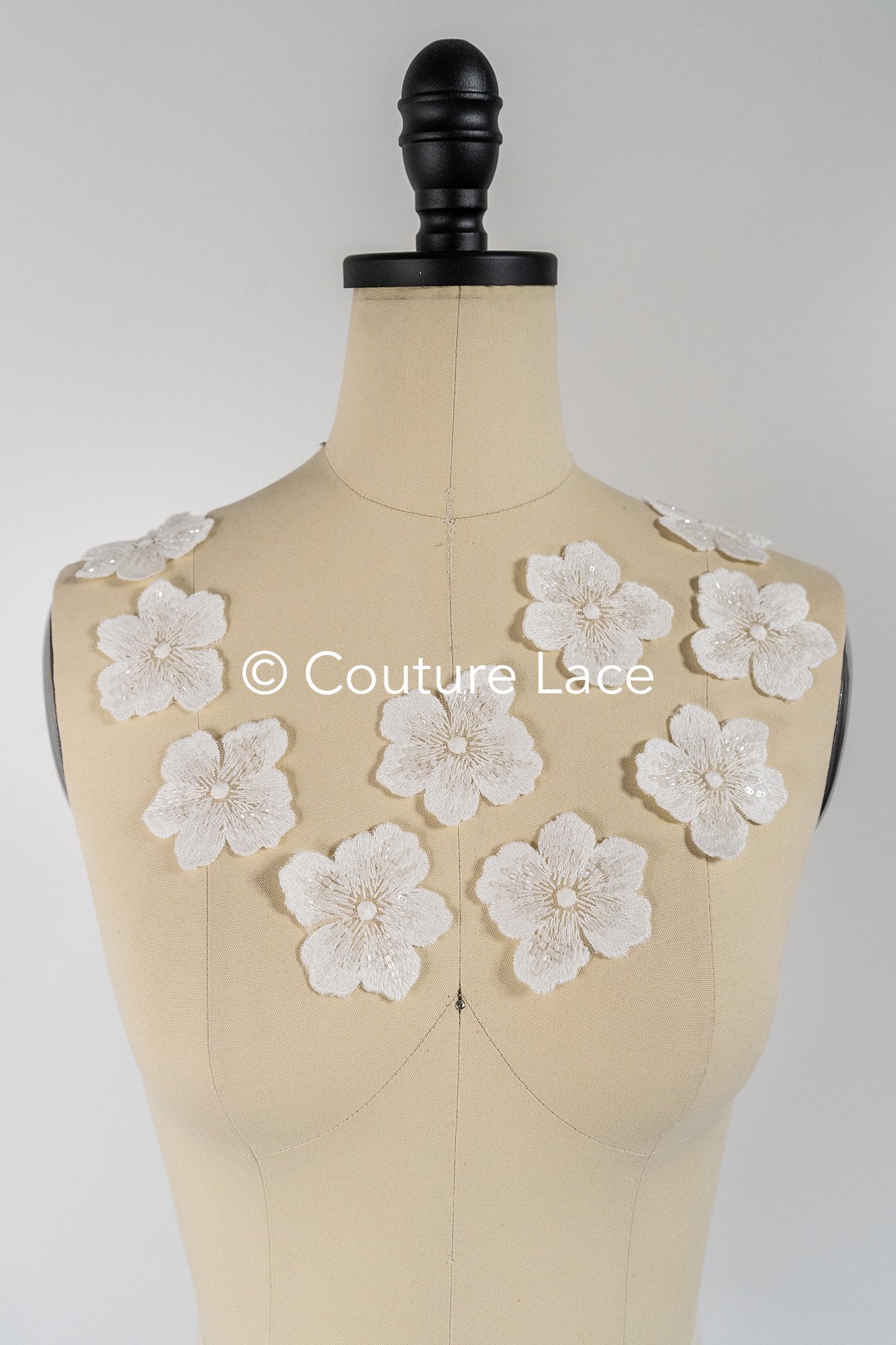 3D-Blumen zum Aufnähen/ 3D-Blüten mit Perlen & Pailletten zum Aufnähen/ off-white Braut-Blumen für Hochzeitskleid// A24-051 (1 Pck = 10 Stk)