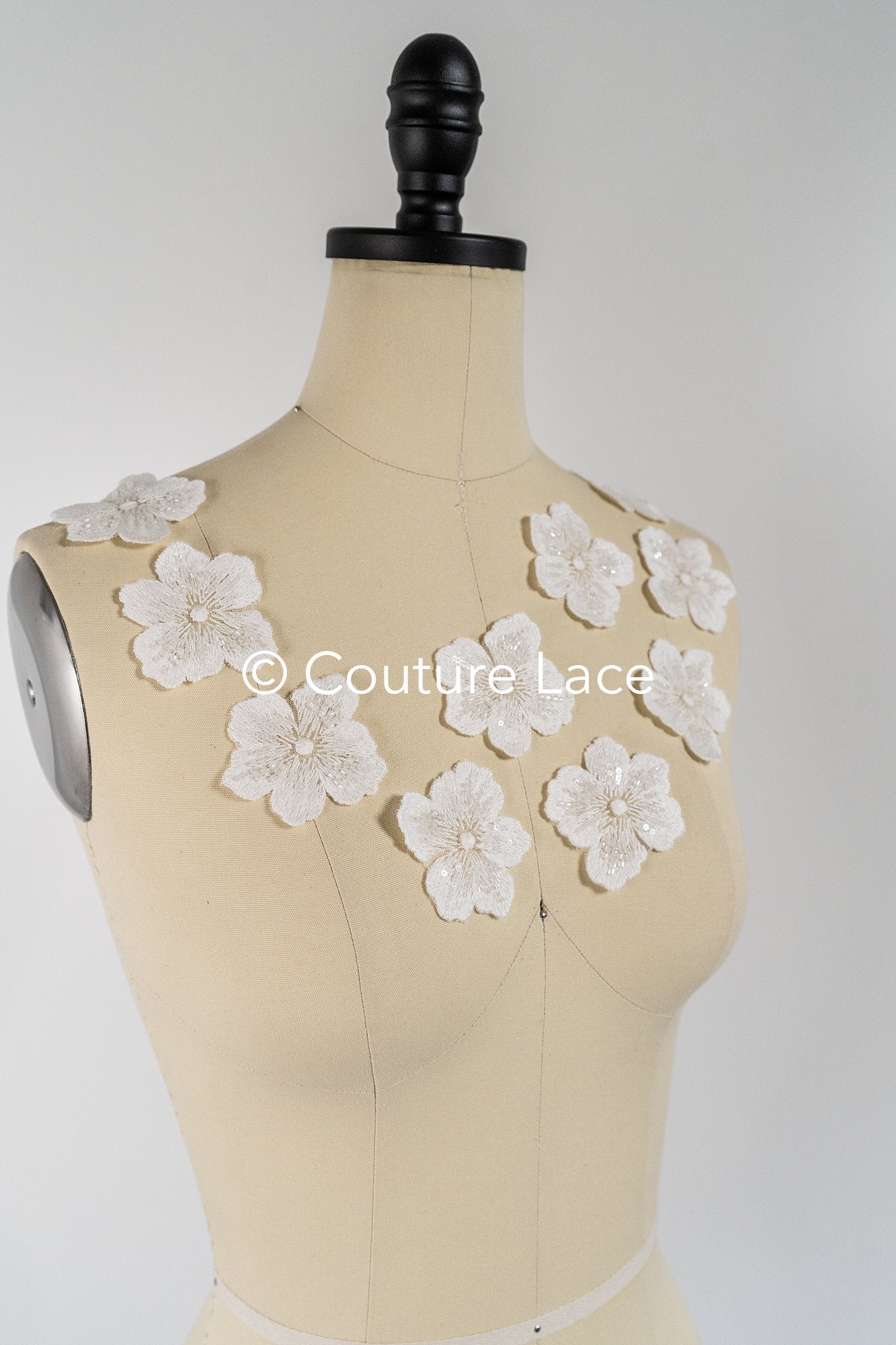 3D-Blumen zum Aufnähen/ 3D-Blüten mit Perlen & Pailletten zum Aufnähen/ off-white Braut-Blumen für Hochzeitskleid// A24-051 (1 Pck = 10 Stk)