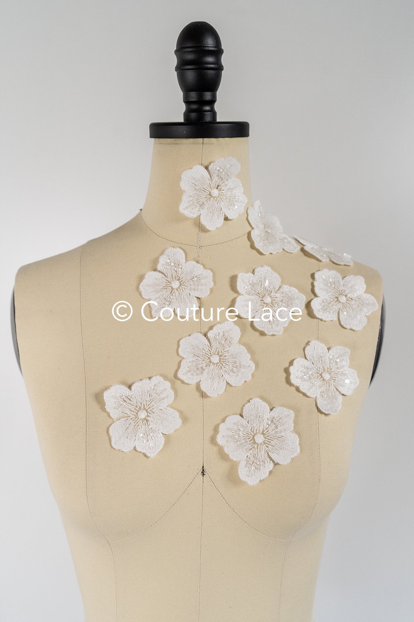 3D-Blumen zum Aufnähen/ 3D-Blüten mit Perlen & Pailletten zum Aufnähen/ off-white Braut-Blumen für Hochzeitskleid// A24-051 (1 Pck = 10 Stk)