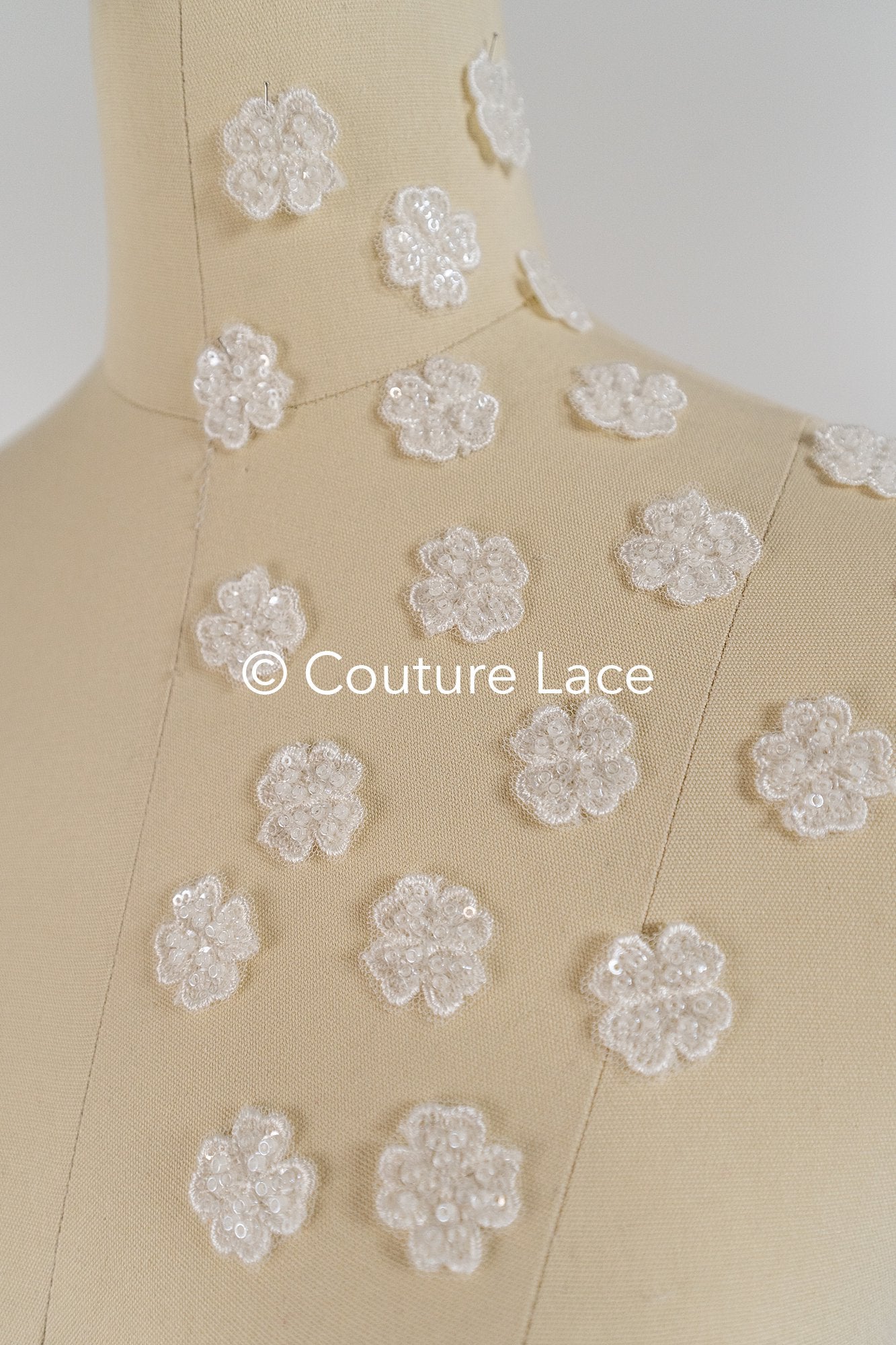 3D-Blumen zum Aufnähen/ 3D-Blüten mit Perlen & Pailletten zum Aufnähen/ off-white Braut-Blumen für Hochzeitskleid// A24-373 (1Pck=20 Stk)