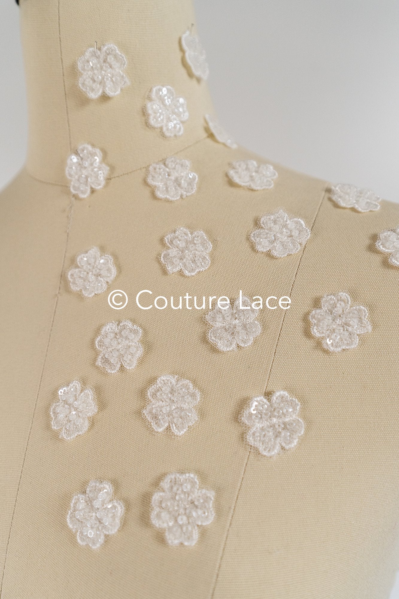 3D-Blumen zum Aufnähen/ 3D-Blüten mit Perlen & Pailletten zum Aufnähen/ off-white Braut-Blumen für Hochzeitskleid// A24-373 (1Pck=20 Stk)