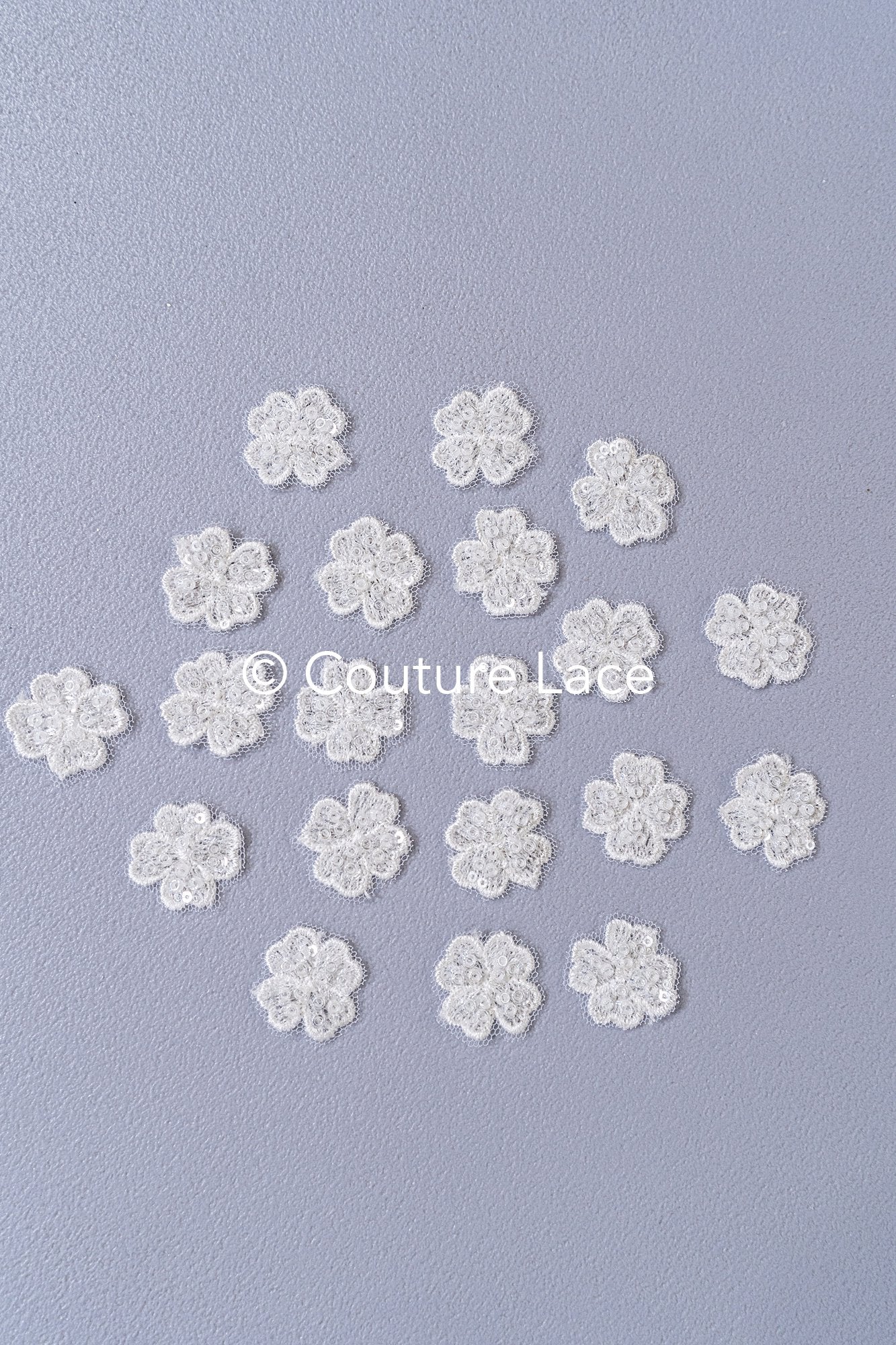 3D-Blumen zum Aufnähen/ 3D-Blüten mit Perlen & Pailletten zum Aufnähen/ off-white Braut-Blumen für Hochzeitskleid// A24-373 (1Pck=20 Stk)