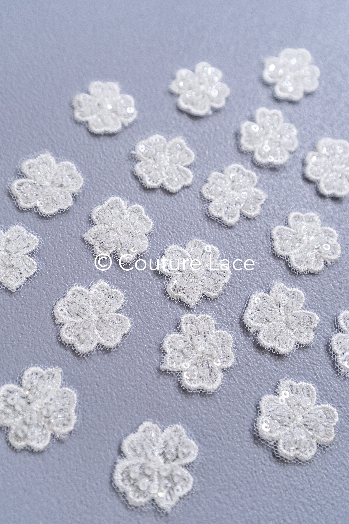 3D-Blumen zum Aufnähen/ 3D-Blüten mit Perlen & Pailletten zum Aufnähen/ off-white Braut-Blumen für Hochzeitskleid// A24-373 (1Pck=20 Stk)