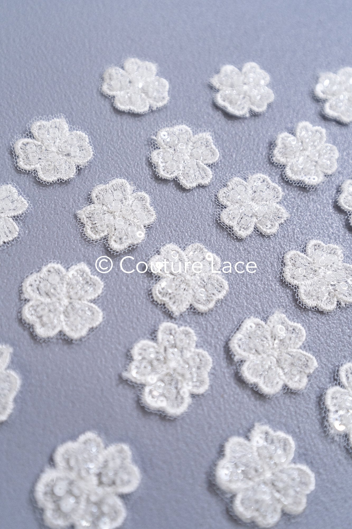 3D-Blumen zum Aufnähen/ 3D-Blüten mit Perlen & Pailletten zum Aufnähen/ off-white Braut-Blumen für Hochzeitskleid// A24-373 (1Pck=20 Stk)