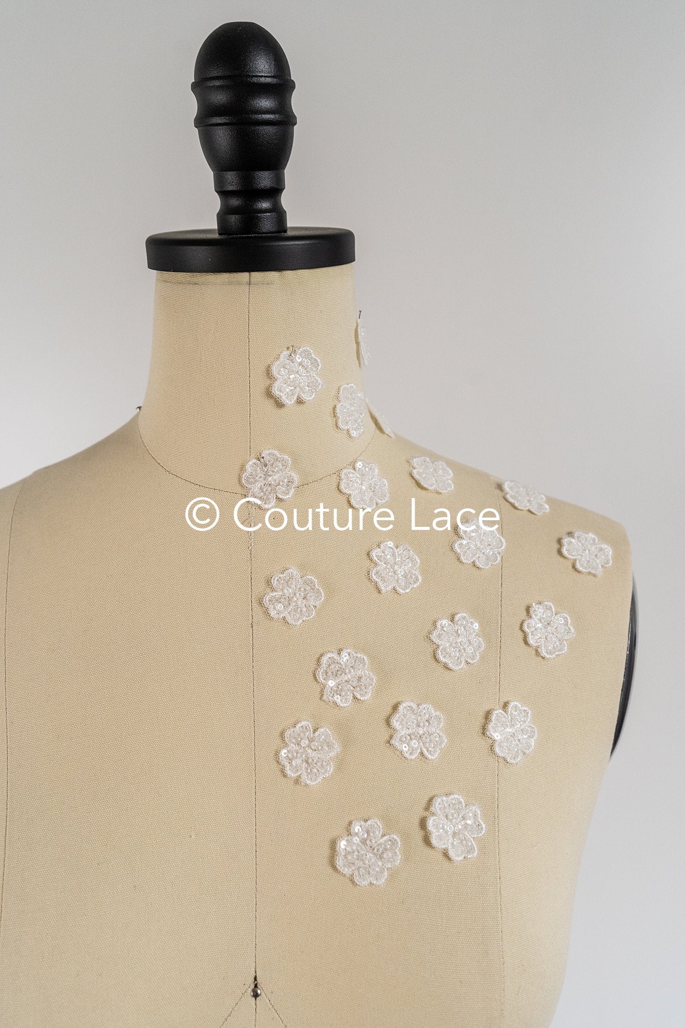 3D-Blumen zum Aufnähen/ 3D-Blüten mit Perlen & Pailletten zum Aufnähen/ off-white Braut-Blumen für Hochzeitskleid// A24-373 (1Pck=20 Stk)
