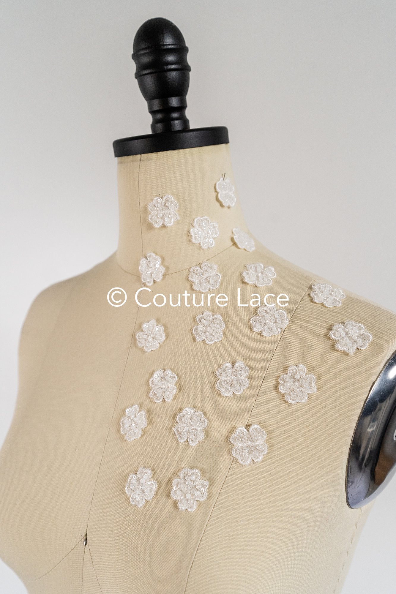 3D-Blumen zum Aufnähen/ 3D-Blüten mit Perlen & Pailletten zum Aufnähen/ off-white Braut-Blumen für Hochzeitskleid// A24-373 (1Pck=20 Stk)