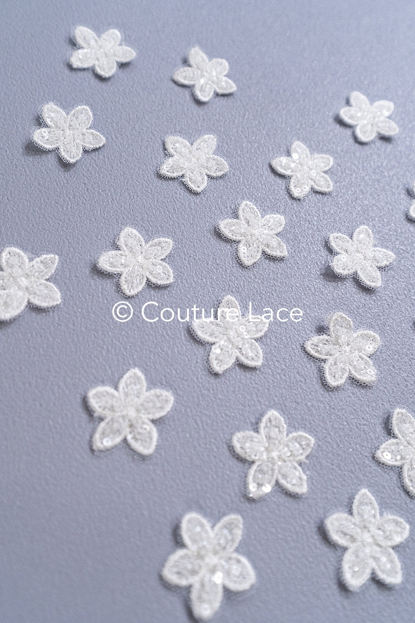 3D-Blumen zum Aufnähen/ 3D-Blüten mit Perlen & Pailletten zum Aufnähen/ off-white Braut-Blumen für Hochzeitskleid// A24-374 (1Pck=20 Stk)