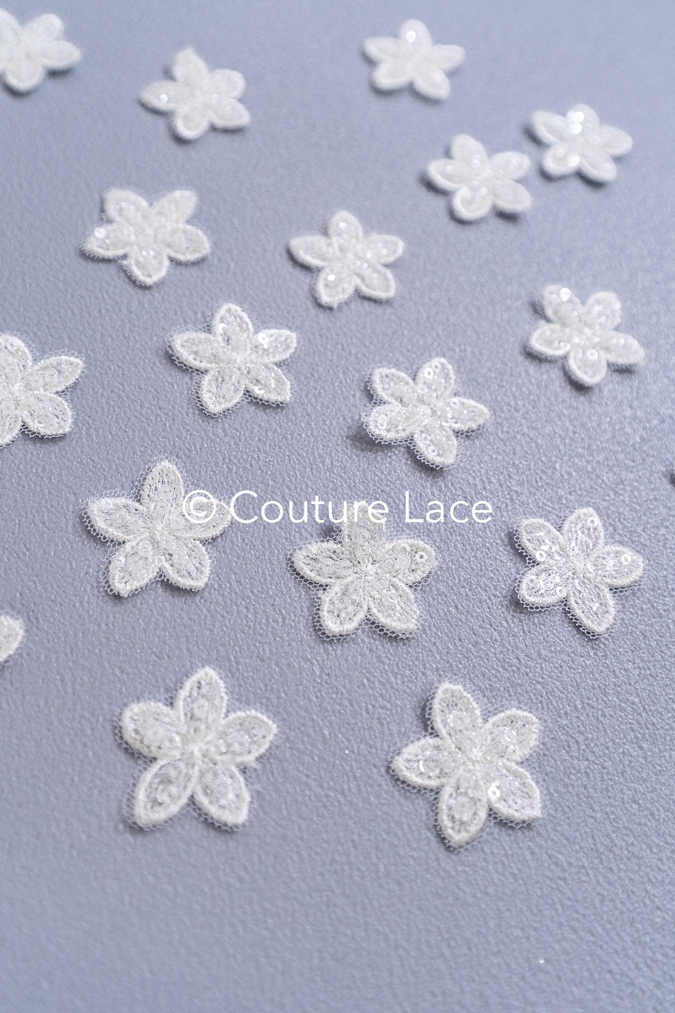 3D-Blumen zum Aufnähen/ 3D-Blüten mit Perlen & Pailletten zum Aufnähen/ off-white Braut-Blumen für Hochzeitskleid// A24-374 (1Pck=20 Stk)