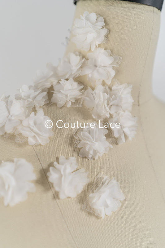 50 Stück - Zarte 3D Chiffonblüten in Ivory – Perfekt für Brautkleider & DIY // A25-470