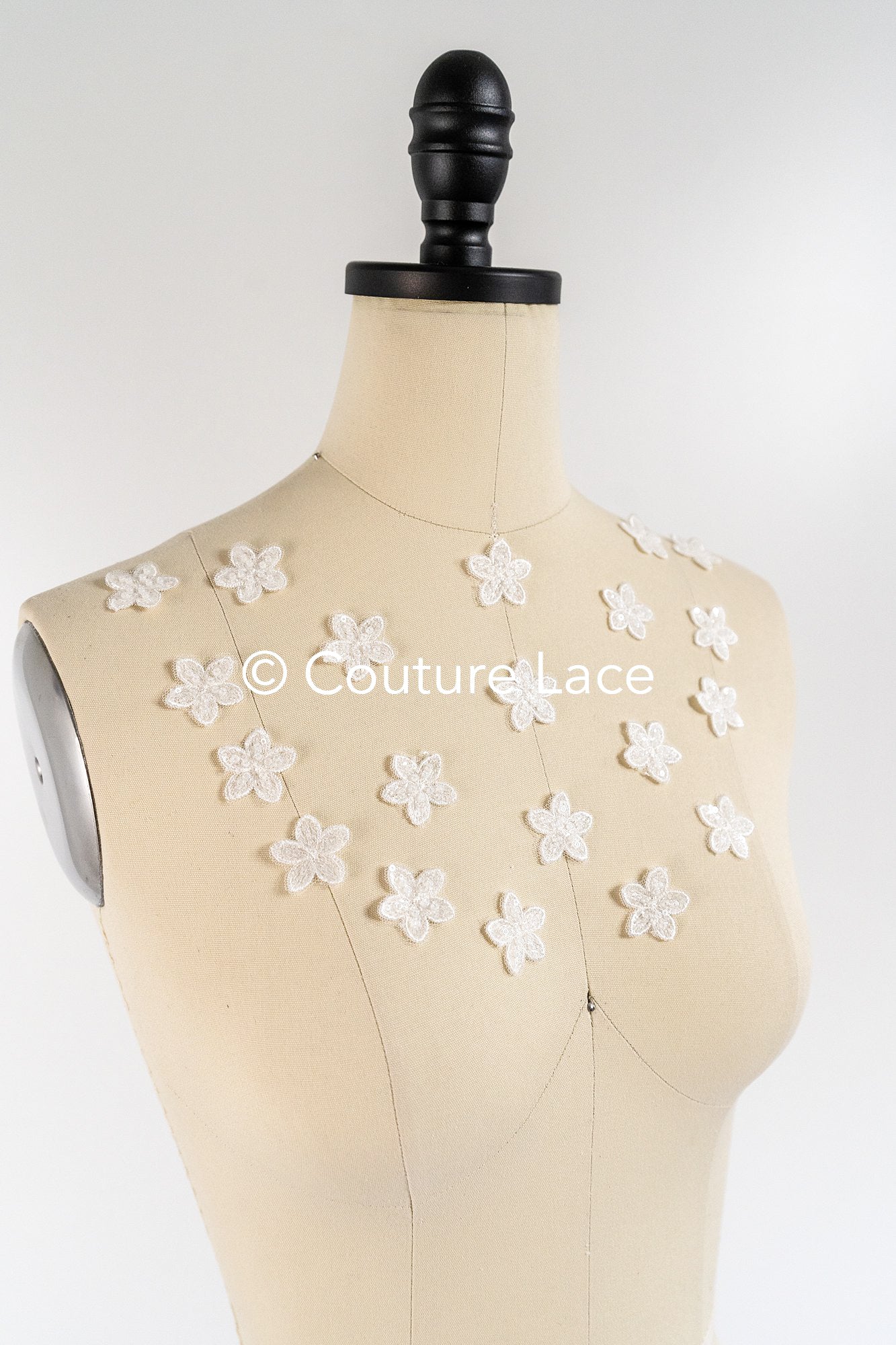 3D-Blumen zum Aufnähen/ 3D-Blüten mit Perlen & Pailletten zum Aufnähen/ off-white Braut-Blumen für Hochzeitskleid// A24-374 (1Pck=20 Stk)