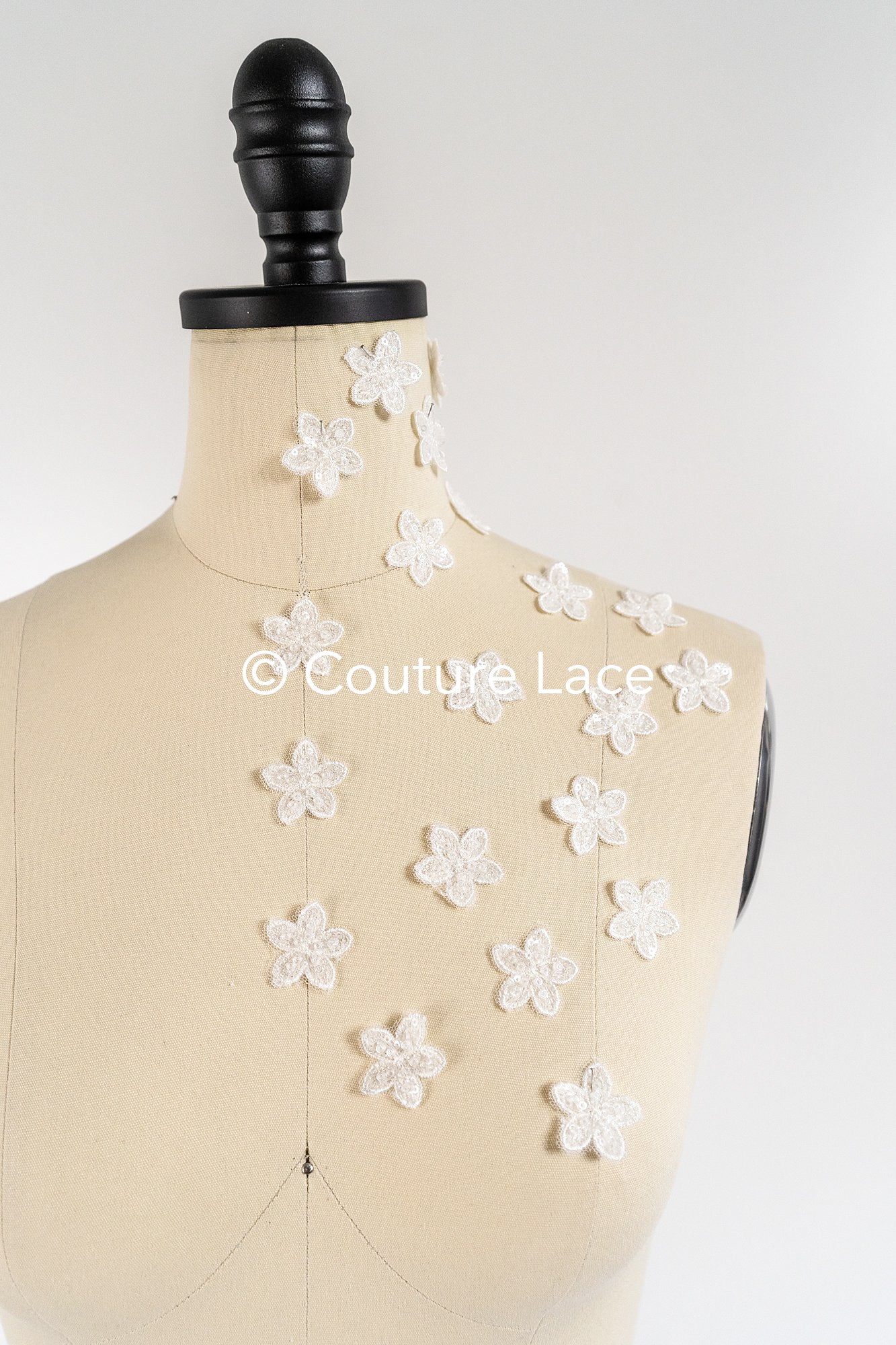3D-Blumen zum Aufnähen/ 3D-Blüten mit Perlen & Pailletten zum Aufnähen/ off-white Braut-Blumen für Hochzeitskleid// A24-374 (1Pck=20 Stk)