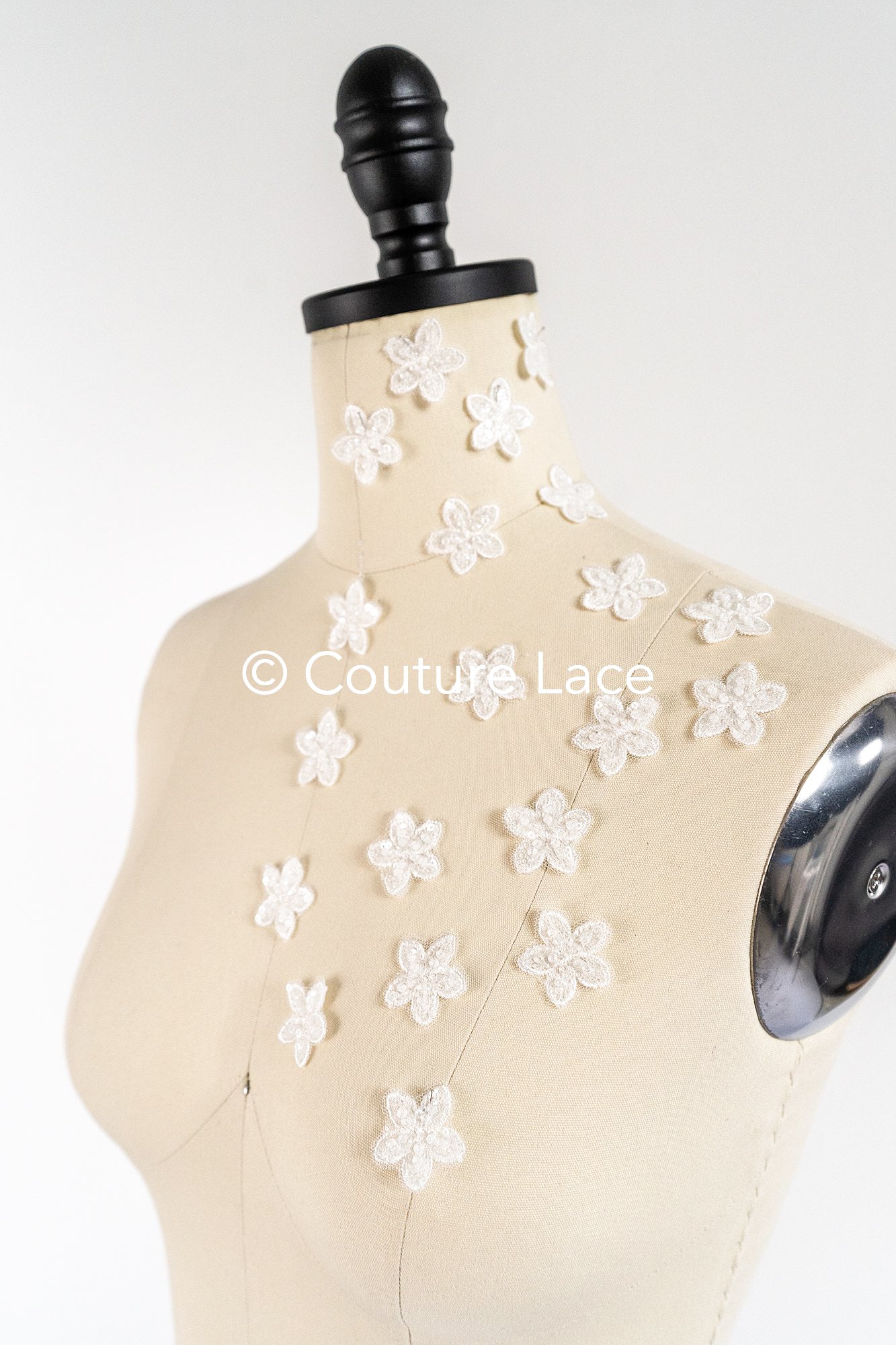 3D-Blumen zum Aufnähen/ 3D-Blüten mit Perlen & Pailletten zum Aufnähen/ off-white Braut-Blumen für Hochzeitskleid// A24-374 (1Pck=20 Stk)
