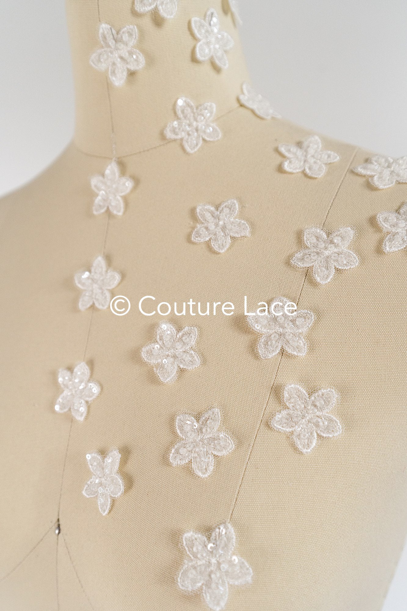 3D-Blumen zum Aufnähen/ 3D-Blüten mit Perlen & Pailletten zum Aufnähen/ off-white Braut-Blumen für Hochzeitskleid// A24-374 (1Pck=20 Stk)