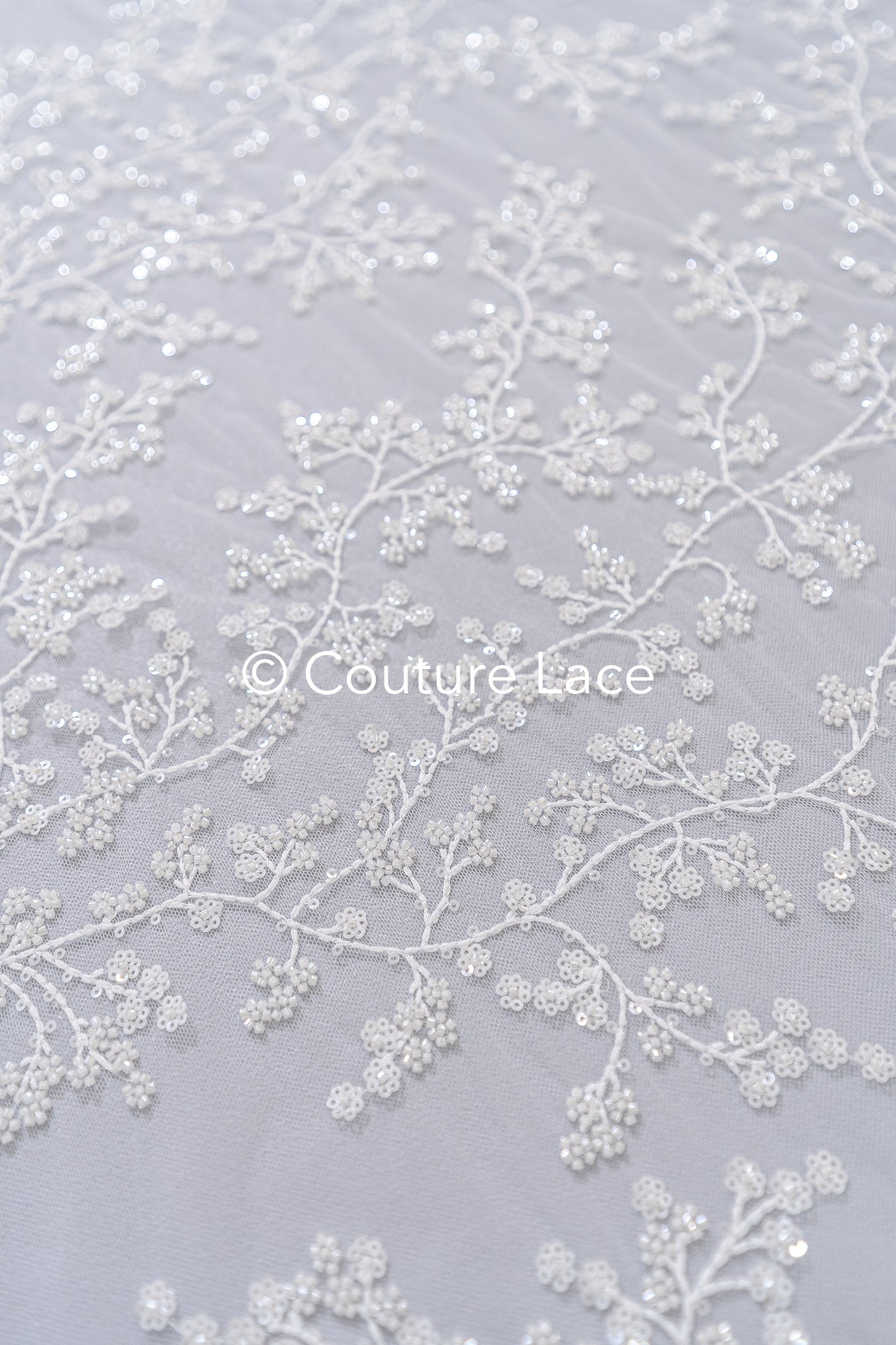 Feine Brautspitze bestickt mit Perlen – florale Brautstoff-Stickerei für Brautkleider, Taufkleider und mehr // L25-840