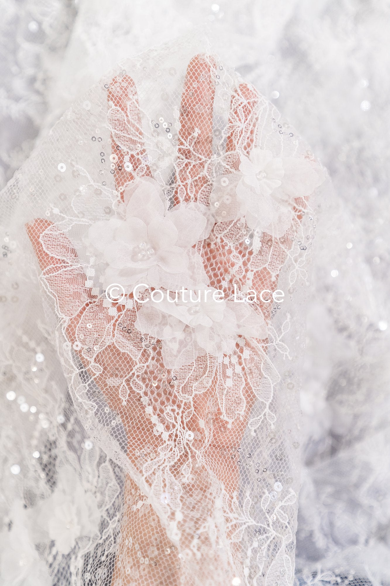 Elegante Spitze mit floralen Applikationen und Perlen – Handgefertigte Brautstoff-Stickerei // L25-843