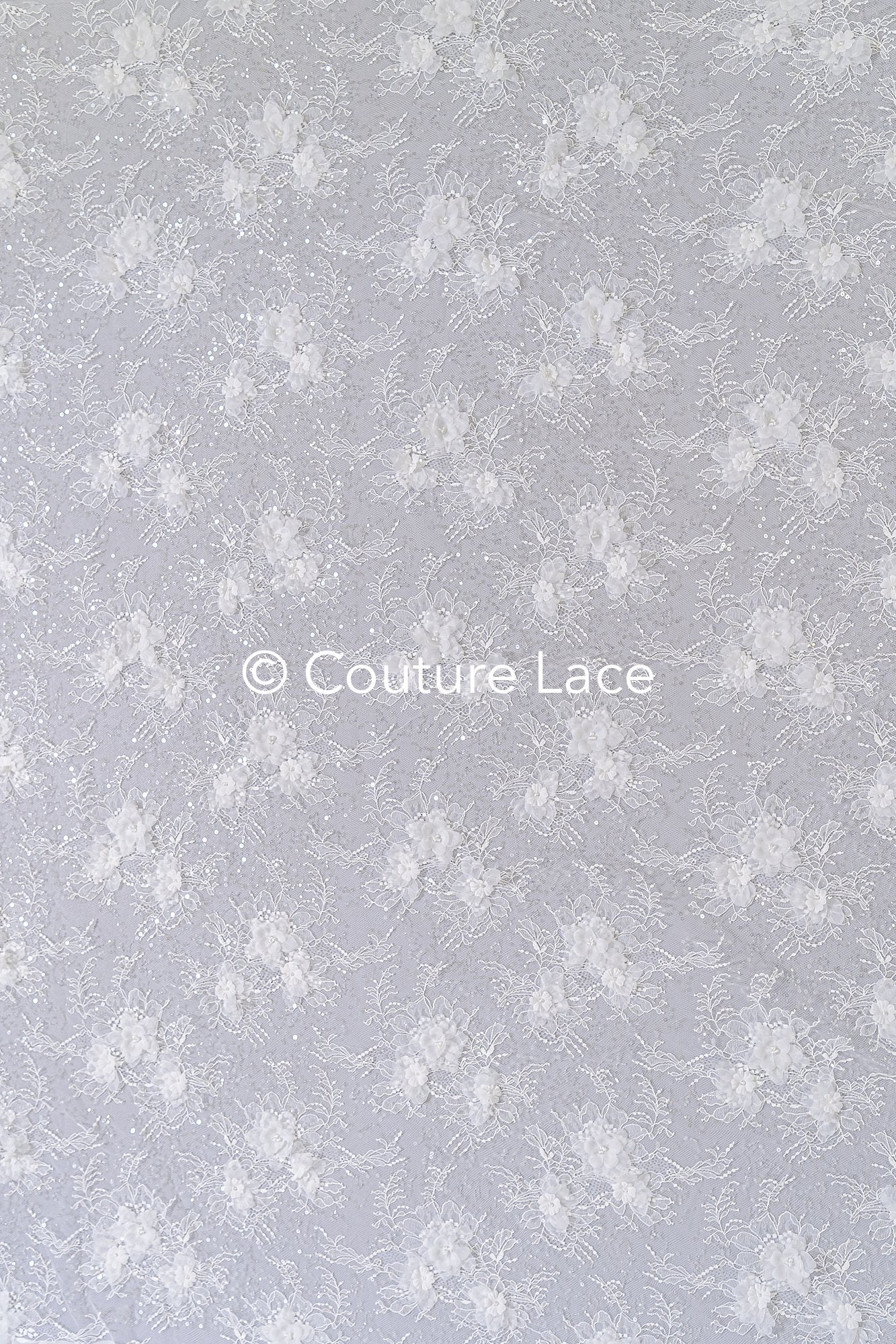 Elegante Spitze mit floralen Applikationen und Perlen – Handgefertigte Brautstoff-Stickerei // L25-843