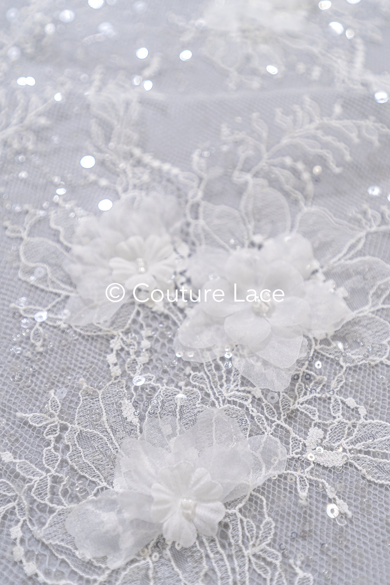 Elegante Spitze mit floralen Applikationen und Perlen – Handgefertigte Brautstoff-Stickerei // L25-843