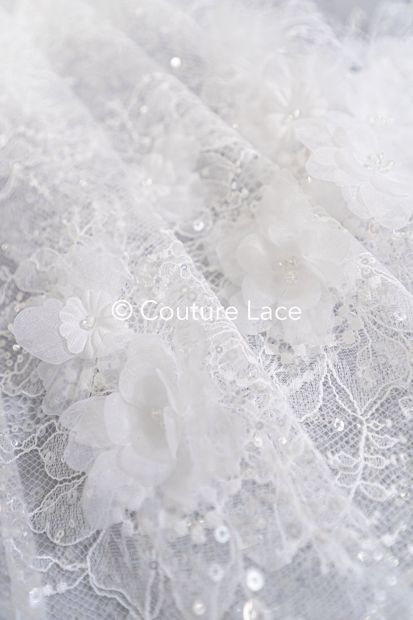 Elegante Spitze mit floralen Applikationen und Perlen – Handgefertigte Brautstoff-Stickerei // L25-843