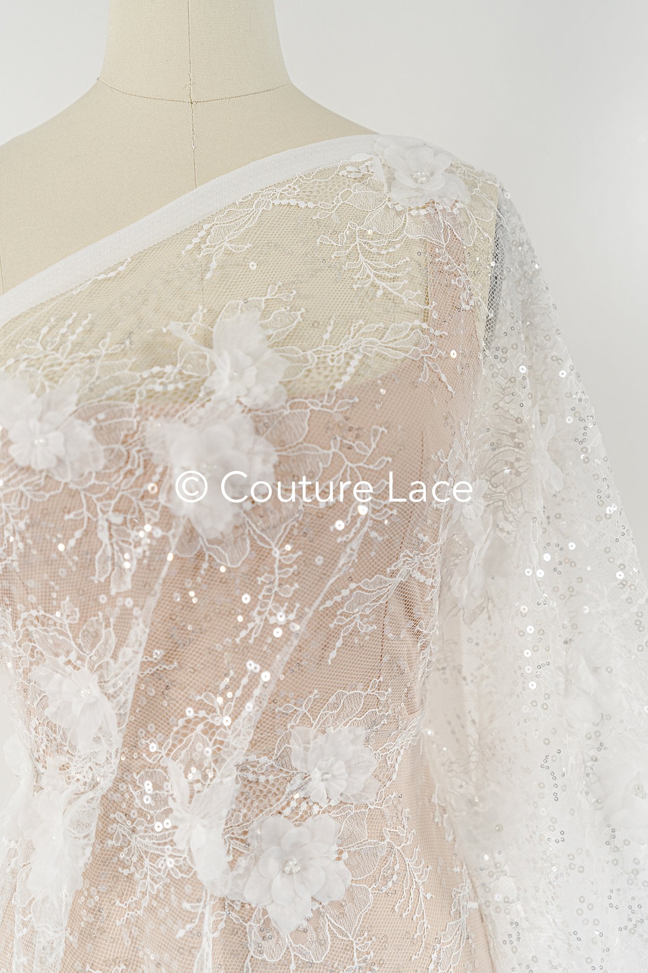 Elegante Spitze mit floralen Applikationen und Perlen – Handgefertigte Brautstoff-Stickerei // L25-843