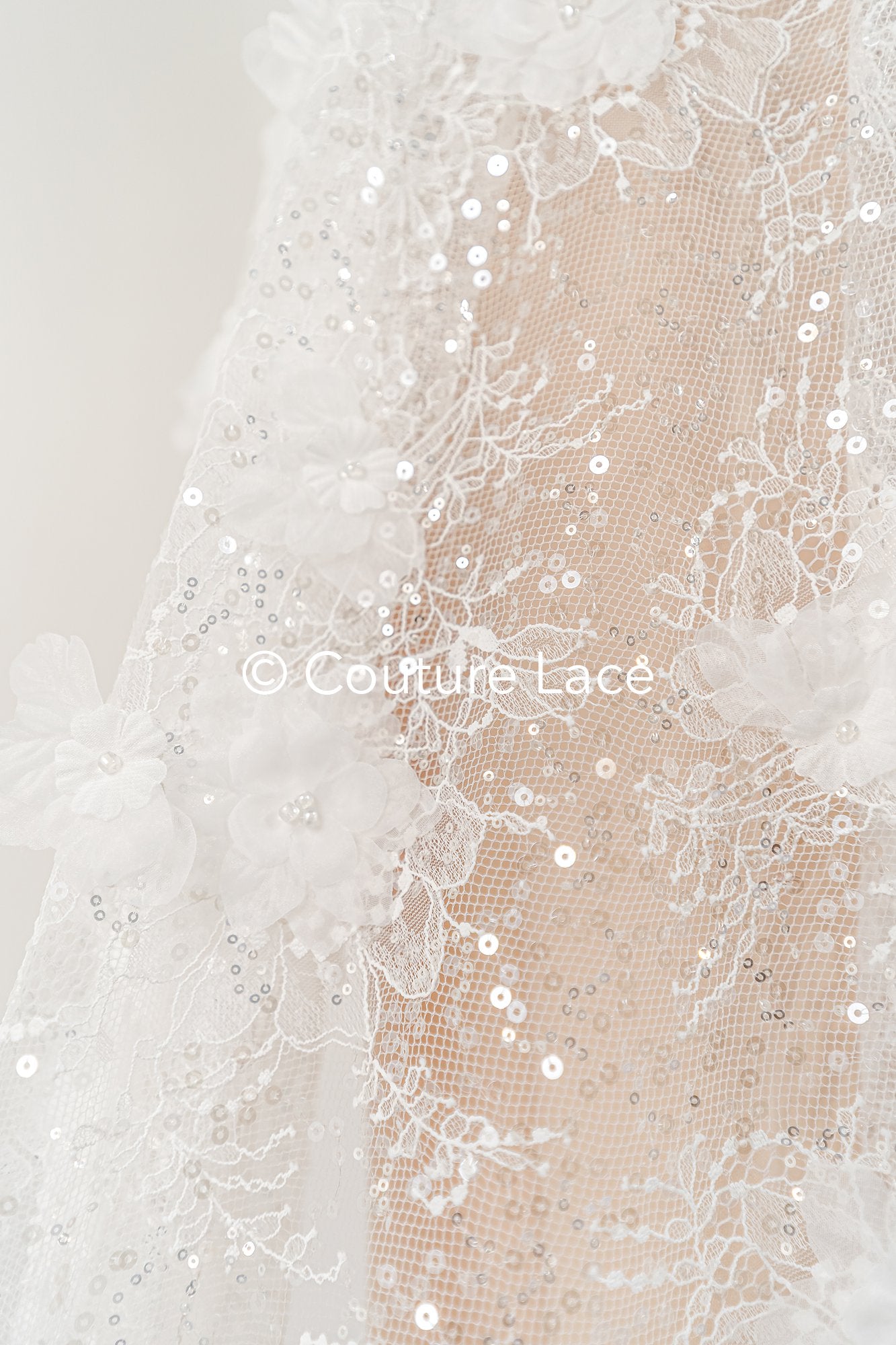 Elegante Spitze mit floralen Applikationen und Perlen – Handgefertigte Brautstoff-Stickerei // L25-843
