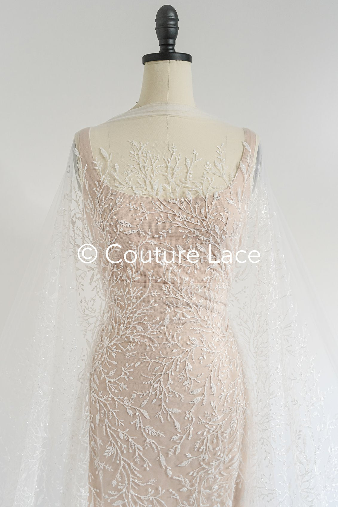 Stickereispitzenstoff mit kleinen Zweigen, Perlen und Pailletten – Elegantes Material für Hochzeitskleider // L24-712