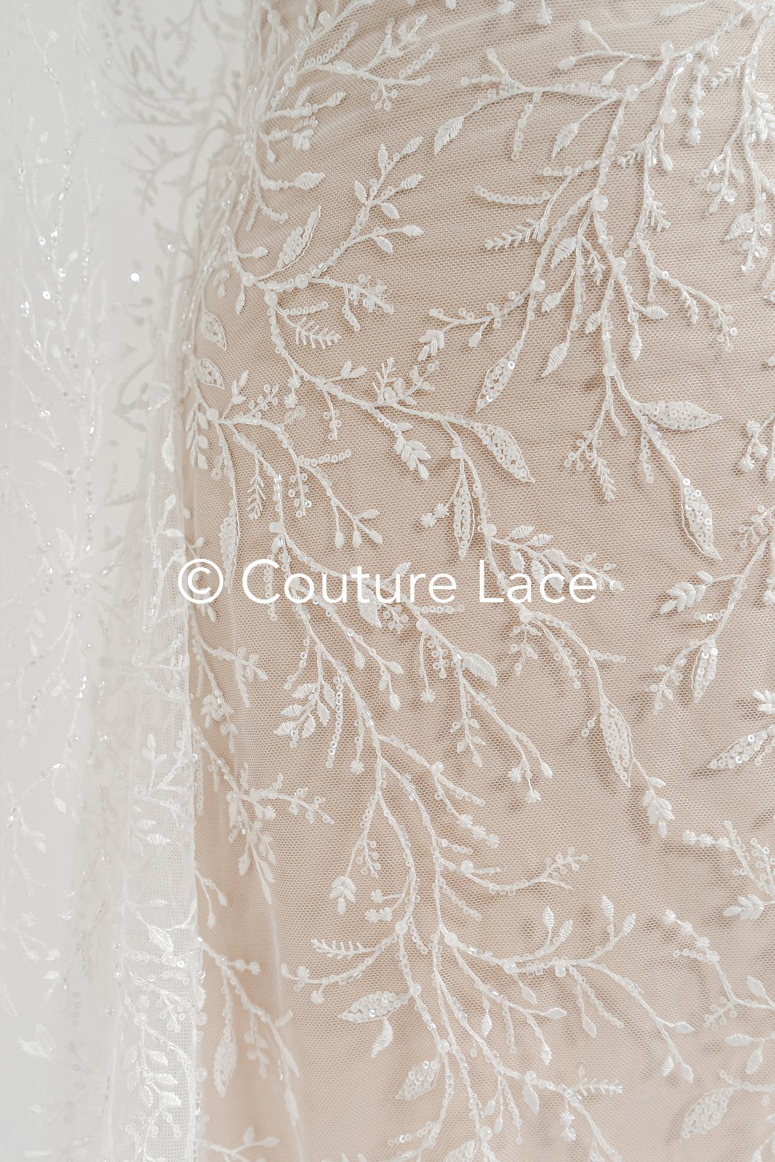 Stickereispitzenstoff mit kleinen Zweigen, Perlen und Pailletten – Elegantes Material für Hochzeitskleider // L24-712
