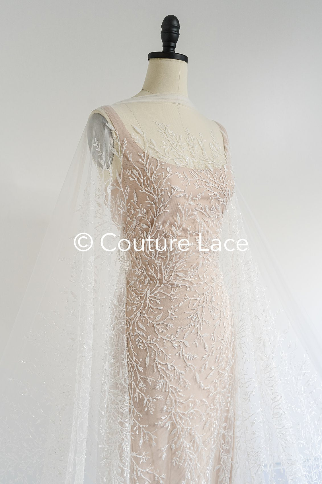 Stickereispitzenstoff mit kleinen Zweigen, Perlen und Pailletten – Elegantes Material für Hochzeitskleider // L24-712