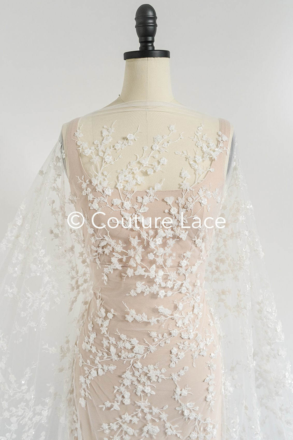 Stickereispitzenstoff mit kleinen Zweigen, Perlen und Pailletten – Elegantes Material für Hochzeitskleider // L25-719
