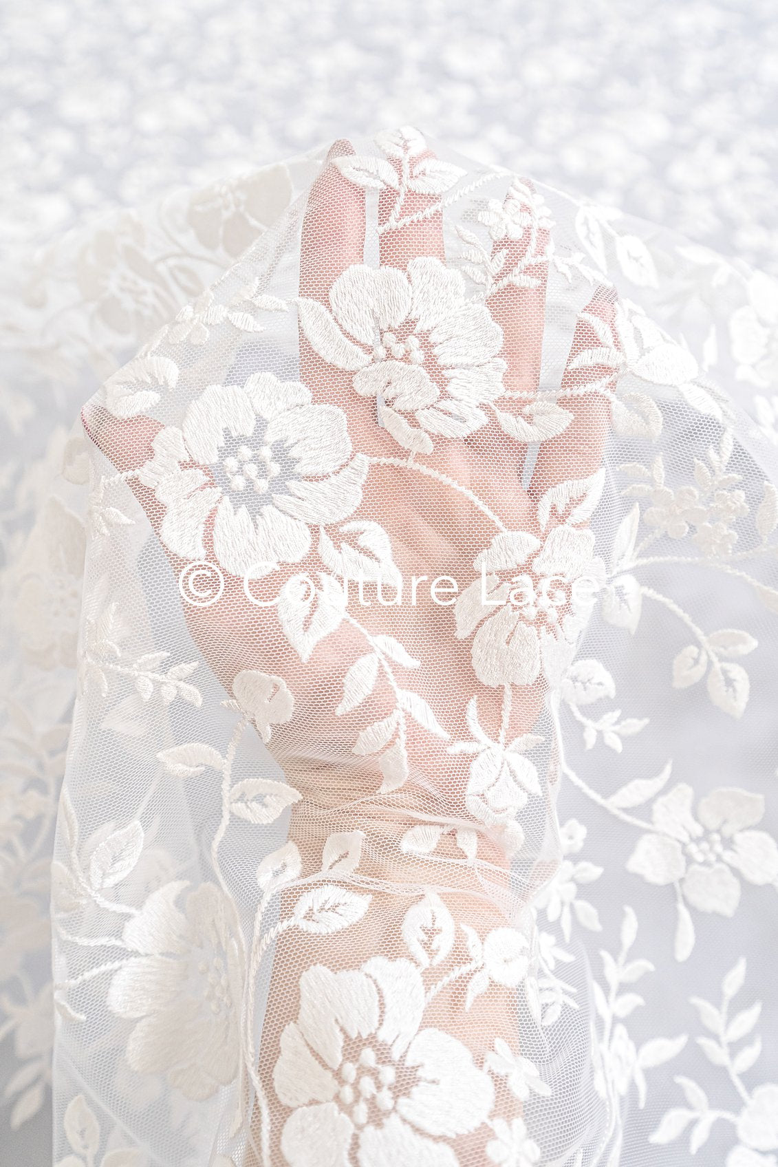 Hochwertiger Spitzen Stoff für Brautkleider, Floral bestickter Braut Spitzenstoff // L25-722