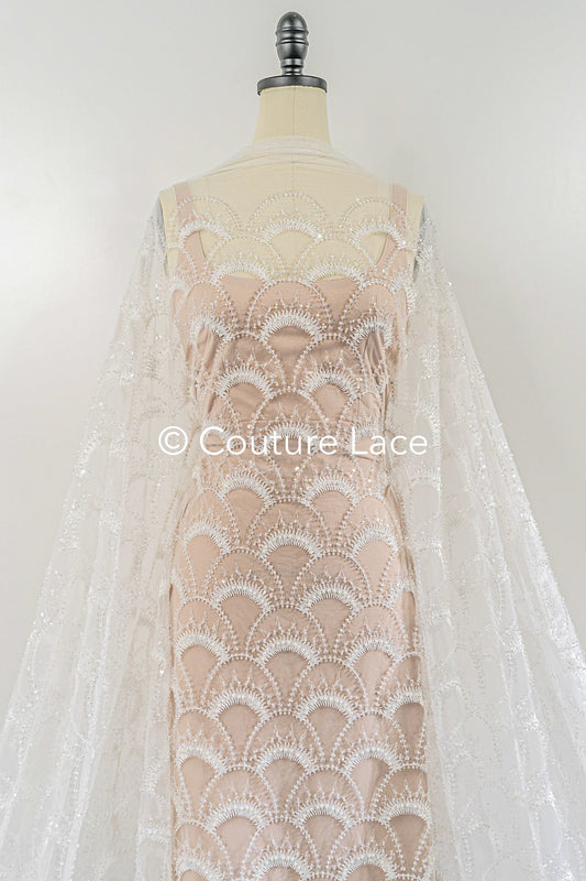 Schwere luxuriöse Perlenstickerei/ Brautspitze mit symmetrischen Muster // L26-353