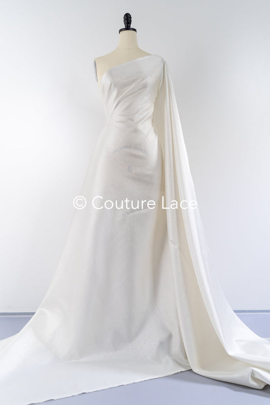 Strukturierter Mikado Stoff Off-White mit Silber Lyrex Fäden – Perfekt für Prinzessinnen Brautkleider & Dekoration// R-136