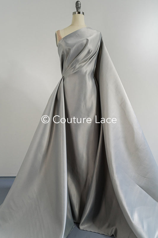Silber-Grauer Satin – Seidenglänzender Satin für edle Prinzessinnen Kleider, Abendroben und Dekoration // R-064