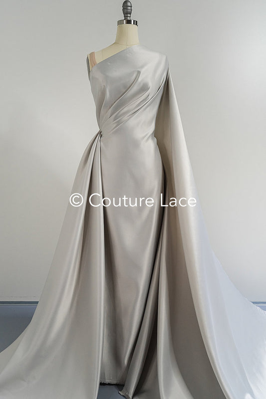 Hellgrauer Satin – Seidenglänzender Satin für edle Prinzessinnen Kleider, Abendroben und Dekoration // R-065