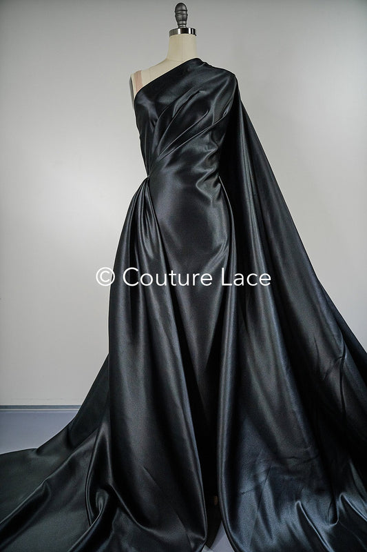 Edler schwarzer Stoff – Seiden-glatter Glanz für Prinzessinnen Kleider, Abendroben und Dekoration // R-069