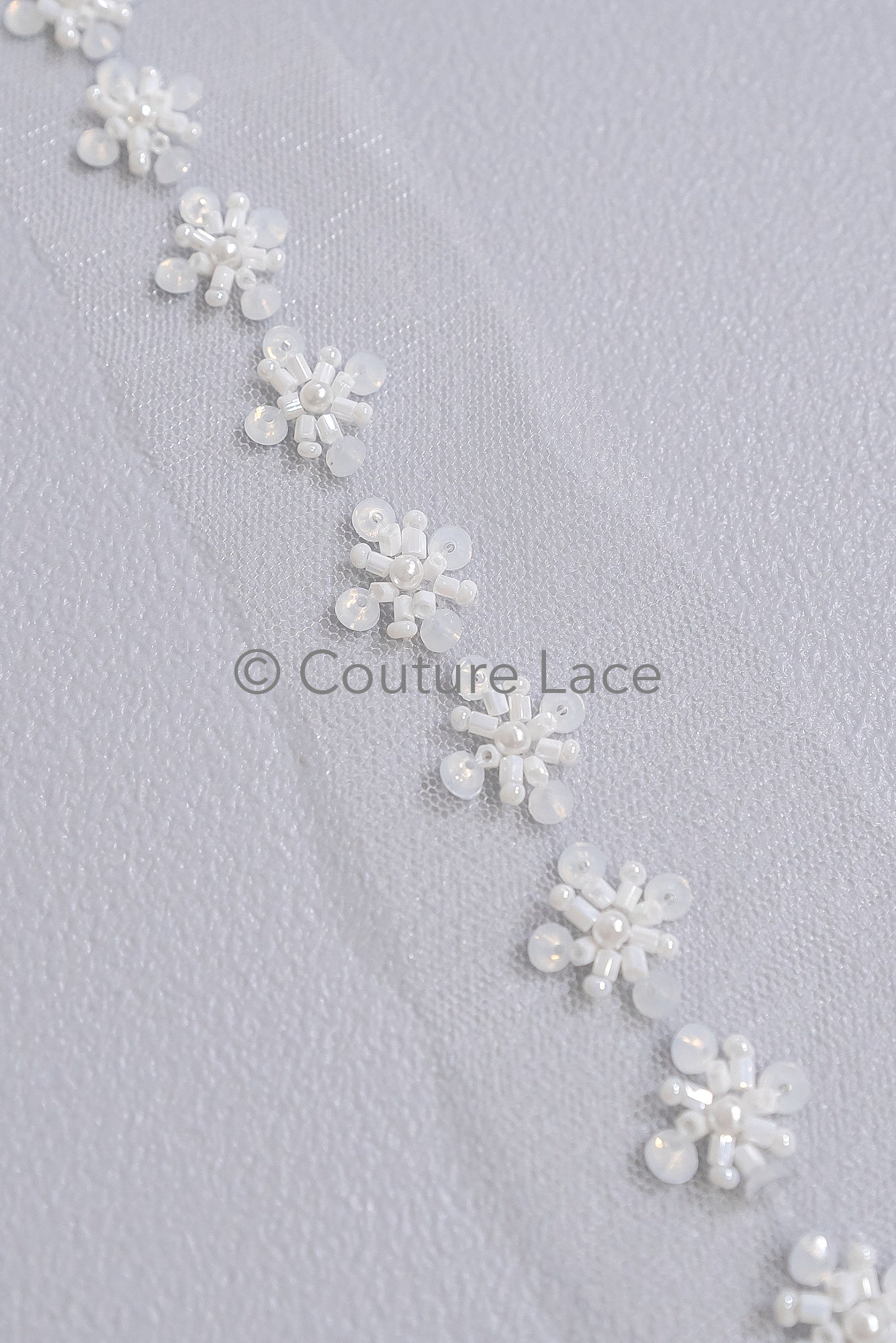 Brautspitze Borte mit Perlen & Pailletten/ Blumen Spitzenborte weiß/ Brautgürtel Borte/ Spitzenborte für Brautkleid// T24-095