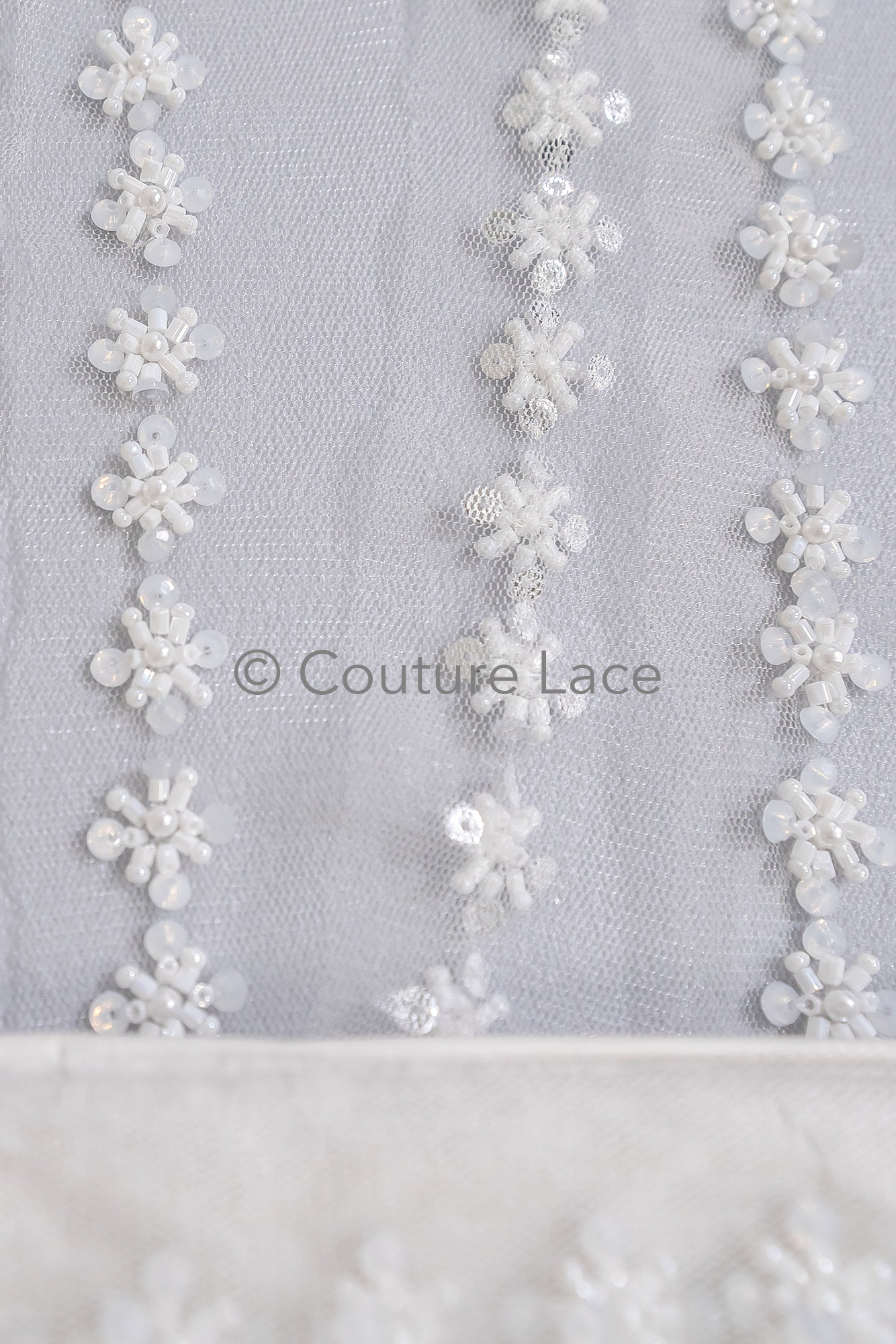 Brautspitze Borte mit Perlen & Pailletten/ Blumen Spitzenborte weiß/ Brautgürtel Borte/ Spitzenborte für Brautkleid// T24-095