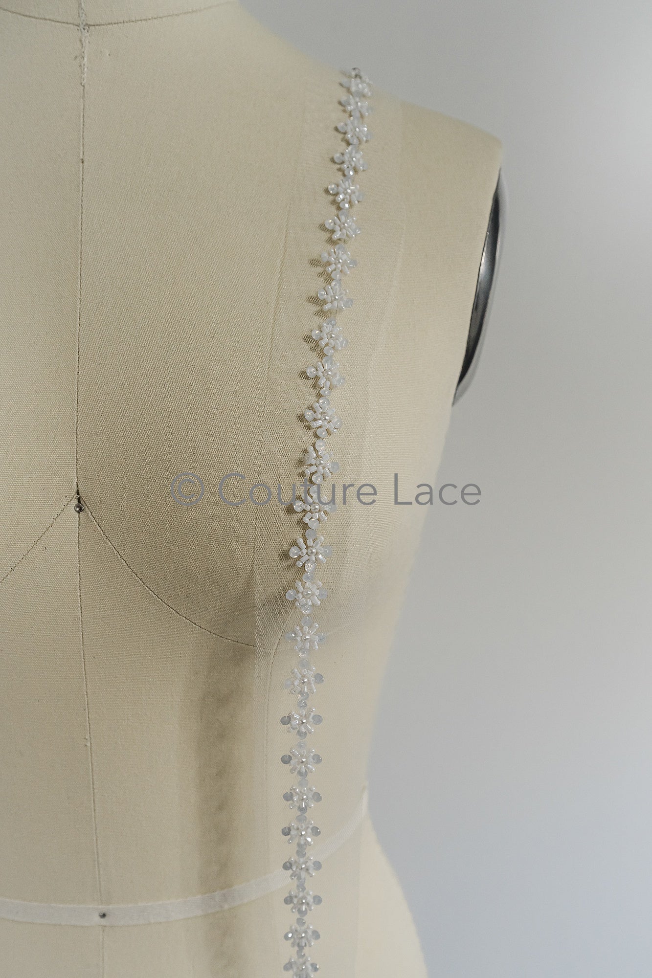 Brautspitze Borte mit Perlen & Pailletten/ Blumen Spitzenborte weiß/ Brautgürtel Borte/ Spitzenborte für Brautkleid// T24-095