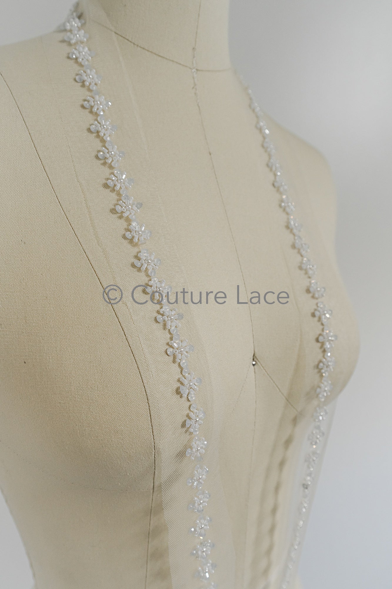 Brautspitze Borte mit Perlen & Pailletten/ Blumen Spitzenborte weiß/ Brautgürtel Borte/ Spitzenborte für Brautkleid// T24-095