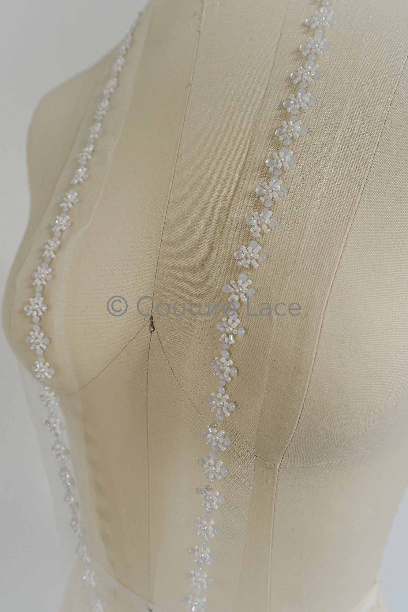 Brautspitze Borte mit Perlen & Pailletten/ Blumen Spitzenborte weiß/ Brautgürtel Borte/ Spitzenborte für Brautkleid// T24-095