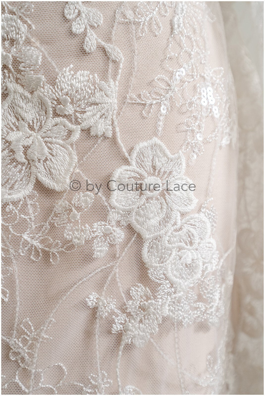 Romantischer Blumen Spitzenstoff/ Blumenspitze Off-White/ Hochzeitskleid Spitze/ Brautblumen Spitzenstoff mit Pailletten// L22-507